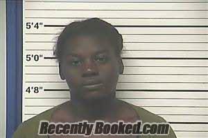 Recent Mugshot Image for QUASHEMA DESHANTE REAVES in Bladen County, North Carolina