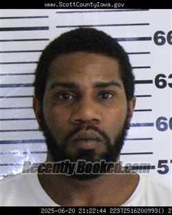 Mugshot of QUAVARIS LAMON COBBS
