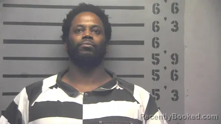 Mugshot of DE MARCO  LAMONT EASLEY booked in Hopkins County, Kentucky on May 14, 2026