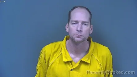 Mugshot of LUKE HENERY ROBINSON