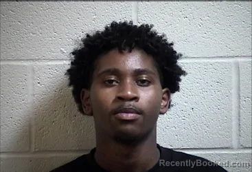 Mugshot of AVION DASEAN PIGGIE