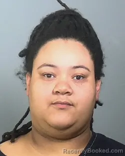 Mugshot of EMIJAH DONIQUE TRENAE LOCKLEAR booked in Manatee County, Florida on May 3, 2026
